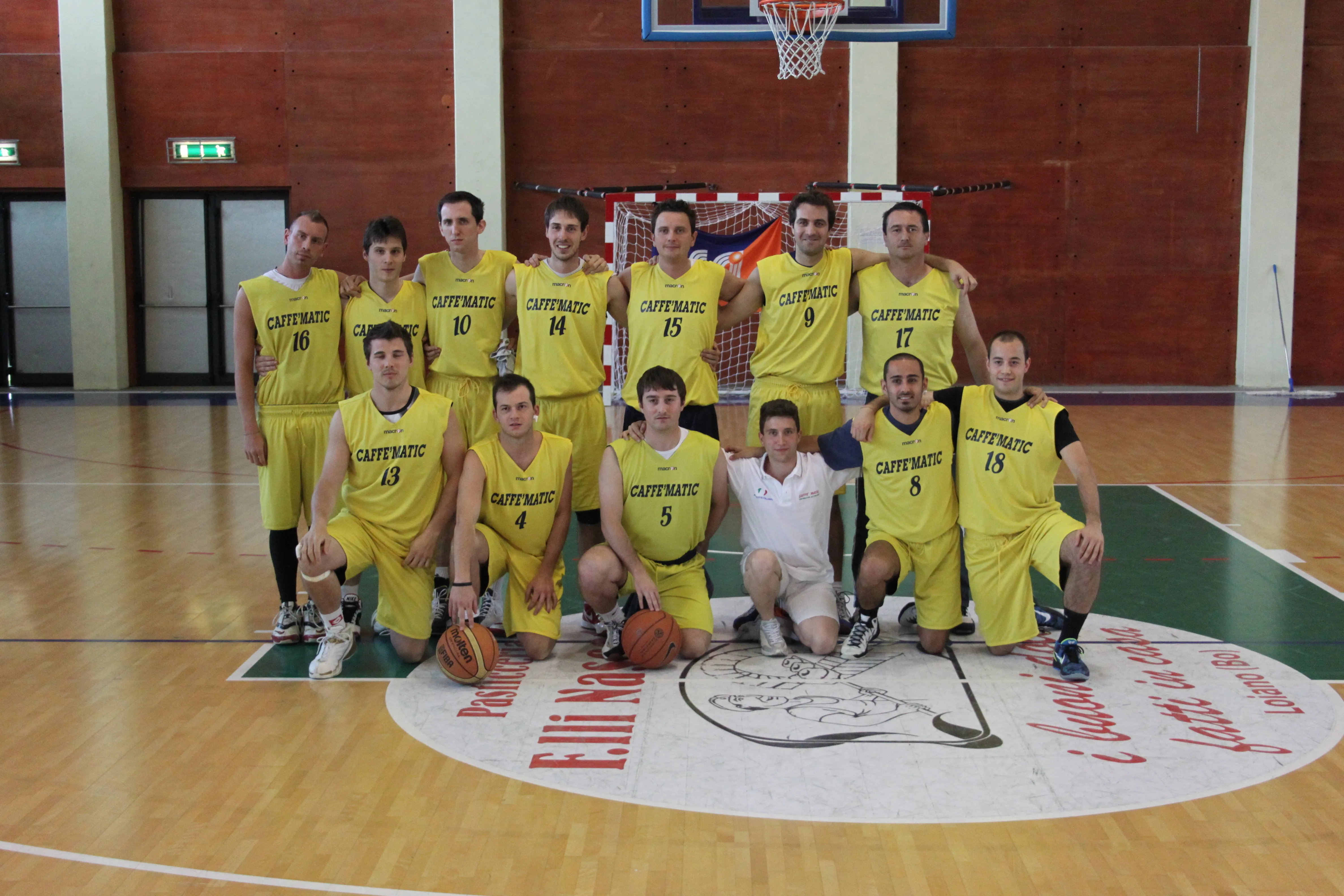 La squadra del Caffè Matic in maglia gialla, schierata sul parquet del Palasport di Loiano